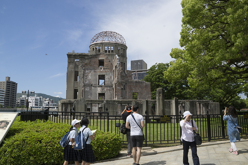 原爆ドーム周辺は観光客や修学旅行生でにぎわう